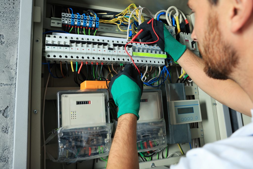 Eletricista a verificar instalação elétrica