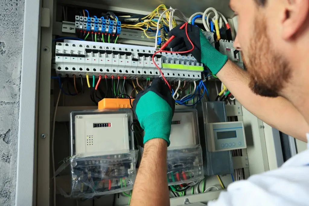 Eletricista a verificar instalação elétrica